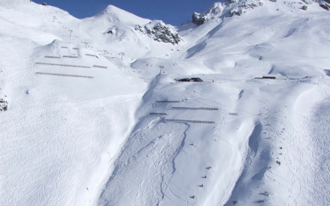 Snowboarder muore travolto da una valanga 