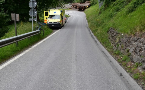 67enne cade da e-bike, ferite medio-gravi 