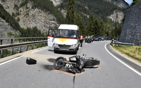 motociclista cade durante sorpasso, ferito