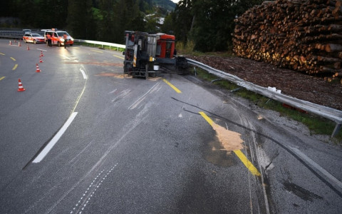 Malix, camion si ribalta sul fianco