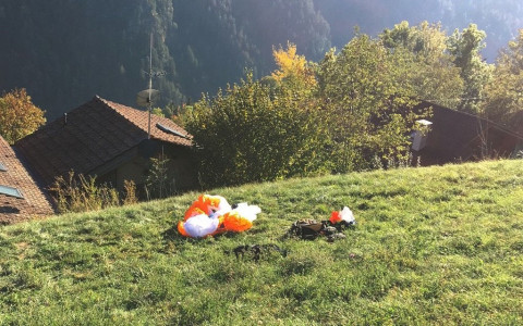 54enne precipita con parapendio, grave