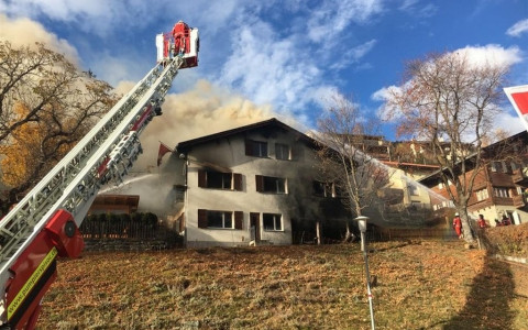 Ex poliziotto accoltella la moglie 