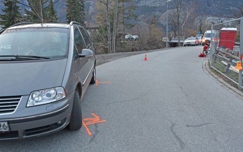 Scontro tra auto e e-bike 57enne ferita alla testa