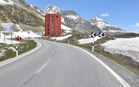 Motociclista 64enne esce di strada sullo Julier