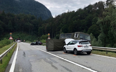 Veicolo militare provoca 5 feriti