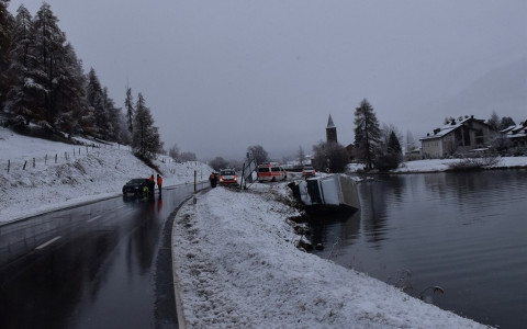 Furgone urta auto e finisce nel lago di Sils