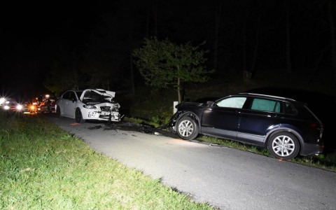 Frontale fra due auto, tre ragazzi feriti lievi