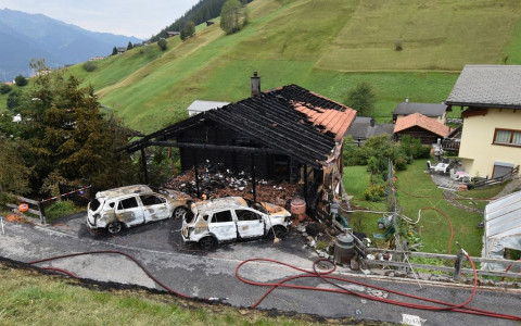 Wiesen (GR): incendio distrugge casa e veicoli