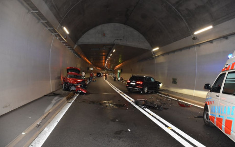 Roveredo, scontro con quattro feriti in galleria