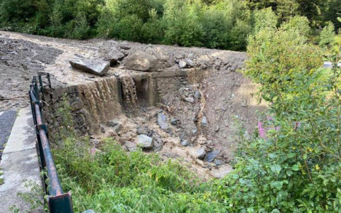 Frana in Valmalenco travolge auto, 3 morti