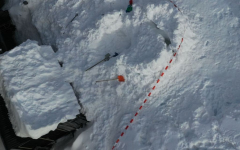 Bambino muore sepolto dalla neve di un igloo Bambino muore sepolto dalla neve di un igloo