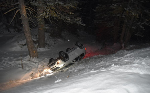 Auto esce di strada, 2 feriti a San Bernardino