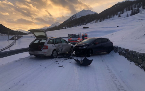 Scontro frontale tra due auto a Zuoz, tre feriti