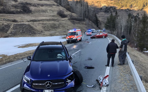 Scontro frontale in una curva in Bassa Engadina