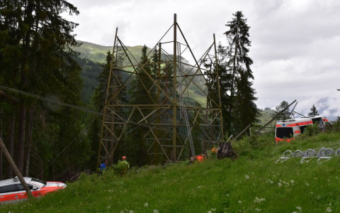 Si frattura una gamba mentre smonta un traliccio