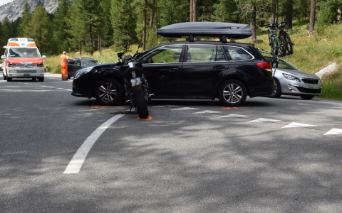 Auto si scontra con una moto a Pontresina