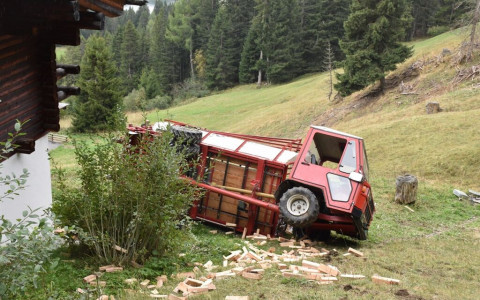 Si frattura una gamba con il trattore