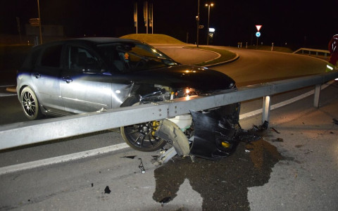 Ubriaco si schianta contro il guardrail