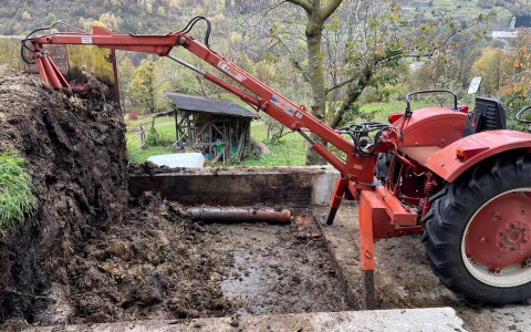 Rimane incastrato nella gru del trattore