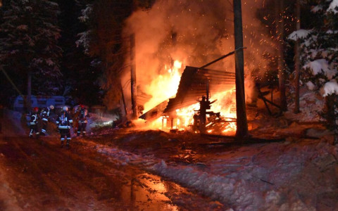 Incendio in un deposito di legname a Chapella