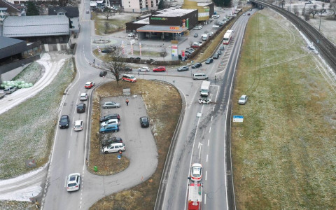 Furgone contro auto - donna gravemente ferita Furgone contro auto - donna gravemente ferita