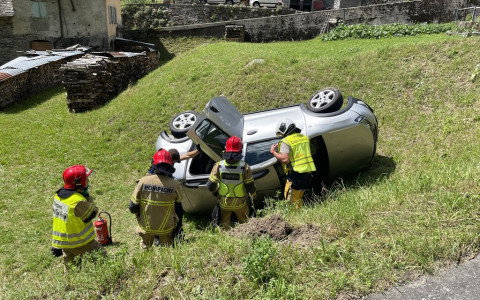 Auto precipita in una scarpata ad Arvigo