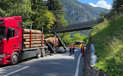 Camion urta un cavalcavia