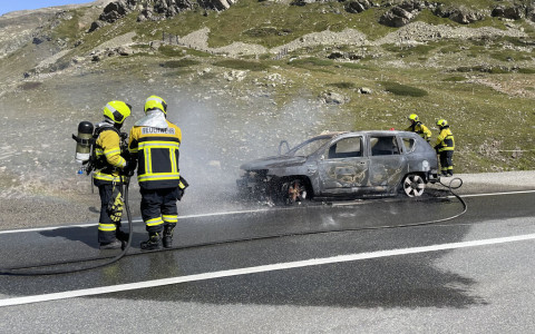 Auto completamente distrutta dalla fiamme