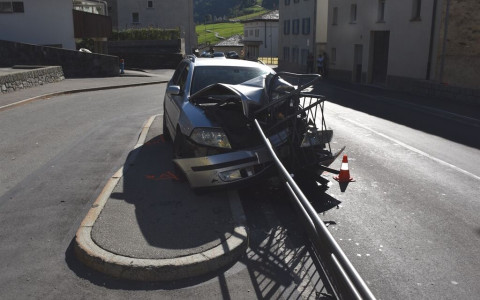 Auto si scontra con la fermata del bus