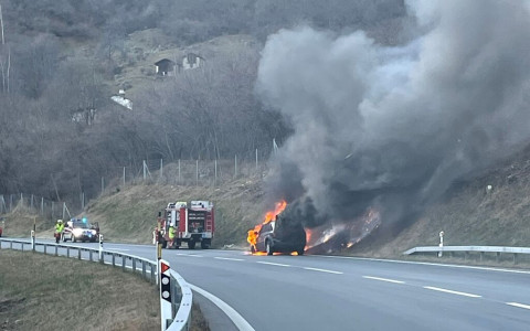 Veicolo in fiamme sulla nazionale a Mesocco