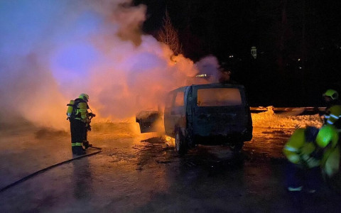 Furgone distrutto dalle fiamme a Pontresina Furgone distrutto dalle fiamme a Pontresina