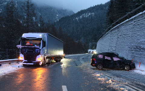 Esce da corsia e si schianta contro camion Esce da corsia e si schianta contro camion