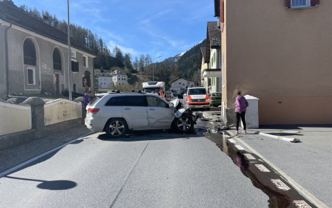 Auto si schianta contro angolo di una casa