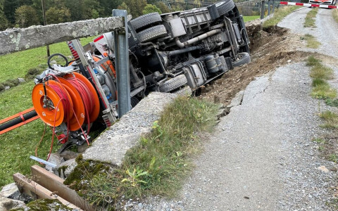 Cede un muro: camion si ribalato a Golbia