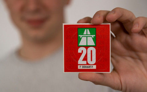 Il contrassegno stradale 2020 è rosso