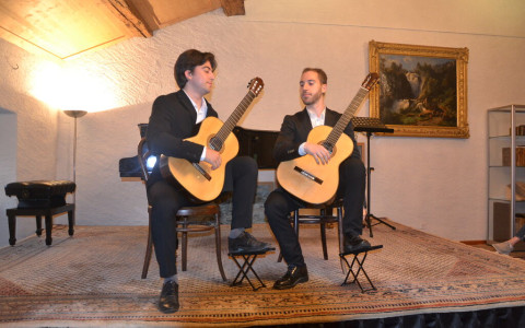 Due chitarre giovani in Casa Console