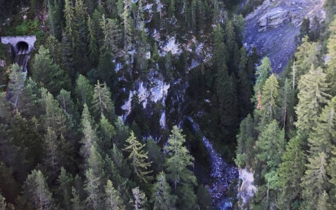 Pescatore cade in dirupo 