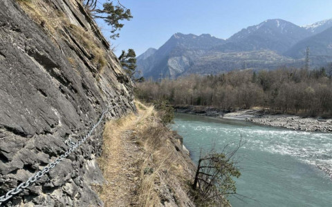 Cade in bici nel Reno, recuperato dalla Rega