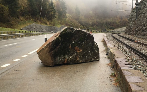 Un grosso masso è caduto sui binari