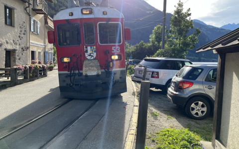Scontro tra treno e auto a Miralago