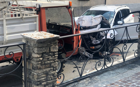 Frontale tra auto e trattore a Poschiavo