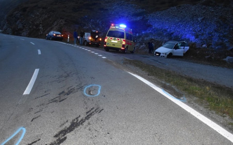 Bernina: auto cappotta più volte dopo un sorpasso