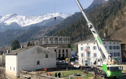Posata la passerella provvisoria a Poschiavo