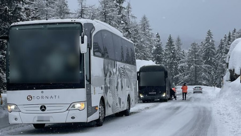 Pullman bloccano traffico sul Bernina
