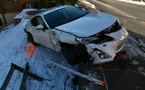 Incidente d’auto spettacolare ma senza feriti