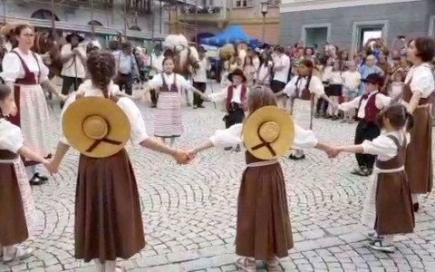 Una carovana particolare in Piazza Una carovana particolare in Piazza