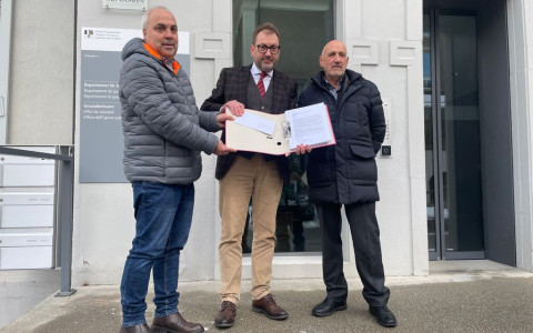 Oltre 1000 firme per la polizia a Castasegna