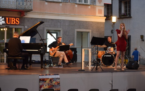 La Piazza di Poschiavo si tinge di tanti colori