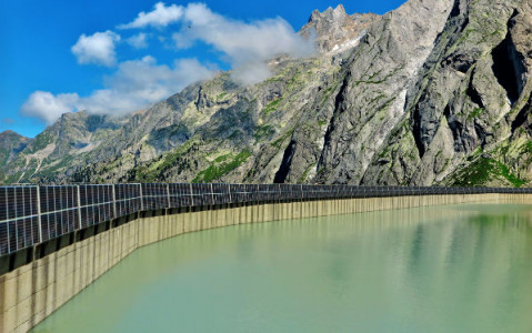 Pannelli solari sul muro della diga dell'Albigna