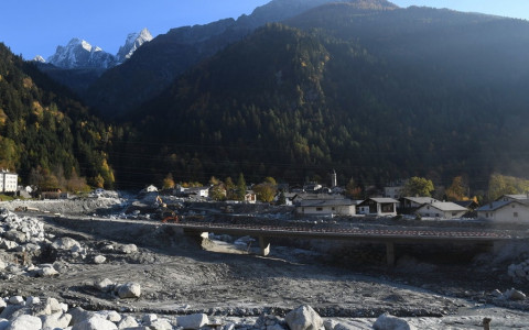  Bondo: strada cantonale sbarrata 